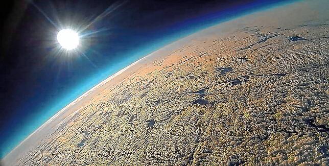 Aufnahme aus der Stratosphäre: Der Kameraballon erreicht voraussichtlich eine Höhe von etwa 35 Kilometern.