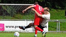Keinen Ball verloren gaben die Spieler des SV Deggenhausertal (Jonas Bentele, rechts) beim 3:2-Erfolg über den FC RW &sbquo;Salem (Esref ...