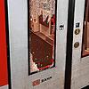 Eine eingeschlagene Scheibe an einem Regionalzug im Bahnhof Meckenbeuren.