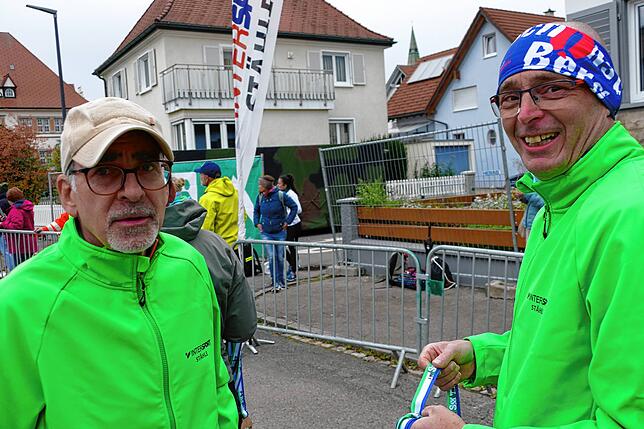 LSG-Vorsitzender Frank Kliche (links) und Siegbert Wernet vom Organisationsteam überreichen im Zielraum den Teilnehmenden die ...