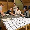 Wahlhelfer zählen im Rathaus Ühlingen am Wahlsonntag die Briefwahlstimmen aus. Von 3837 Wahlberechtigten haben 1310 ihre Stimme per ...