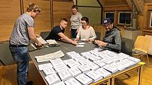 Wahlhelfer zählen im Rathaus Ühlingen am Wahlsonntag die Briefwahlstimmen aus. Von 3837 Wahlberechtigten haben 1310 ihre Stimme per ...