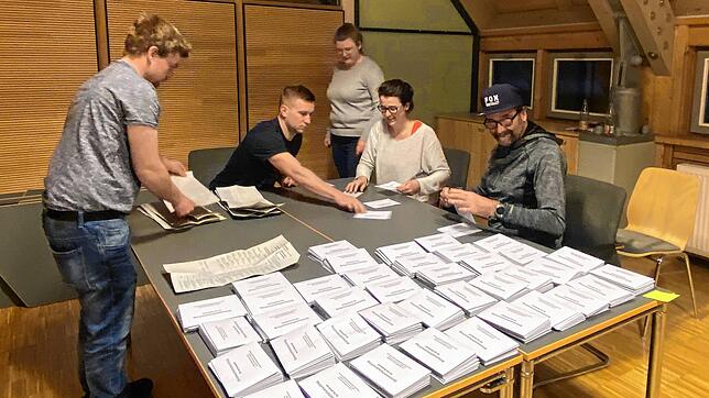 Wahlhelfer zählen im Rathaus Ühlingen am Wahlsonntag die Briefwahlstimmen aus. Von 3837 Wahlberechtigten haben 1310 ihre Stimme per ...