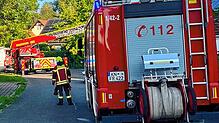 Damit die verletzte Frau möglichst sanft aus dem Haus geholt werden kann, kommt die Drehleiter im Reichenauer Ortsteil Lindenbühl zum ...