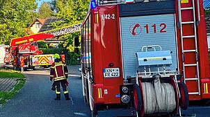 Damit die verletzte Frau möglichst sanft aus dem Haus geholt werden kann, kommt die Drehleiter im Reichenauer Ortsteil Lindenbühl zum ...