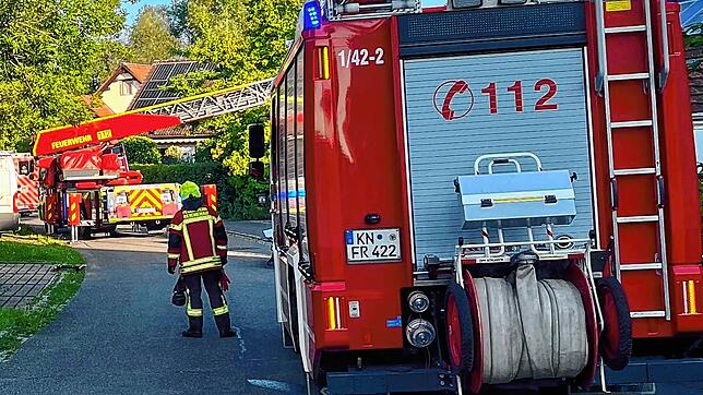 Damit die verletzte Frau möglichst sanft aus dem Haus geholt werden kann, kommt die Drehleiter im Reichenauer Ortsteil Lindenbühl zum ...