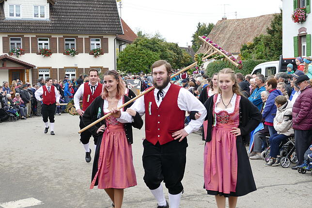 Bild 3: Tausende bejubeln beim Umzug des Kreiserntedankfestes die Leistung der Jugendlichen