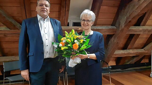 Bürgermeister Andreas Schmid verabschiedete Jutta Duttle in den Ruhestand.
