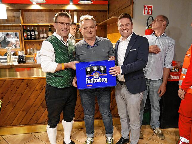 Als Gast-Geschenk hatten die Hilzinger Bier aus der Region mitgebracht (von links): Musikvereins-Vorsitzender Alfons Zipperer, Guido ...
