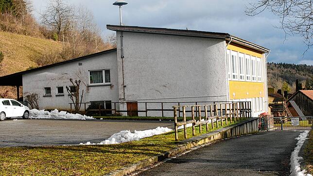 Der Ortschaftsrat Lausheim will mit der Hilfe der Bevölkerung in Eigenarbeit das Schulhaus in Lausheim sanieren. Bilder: Ingrid Mann