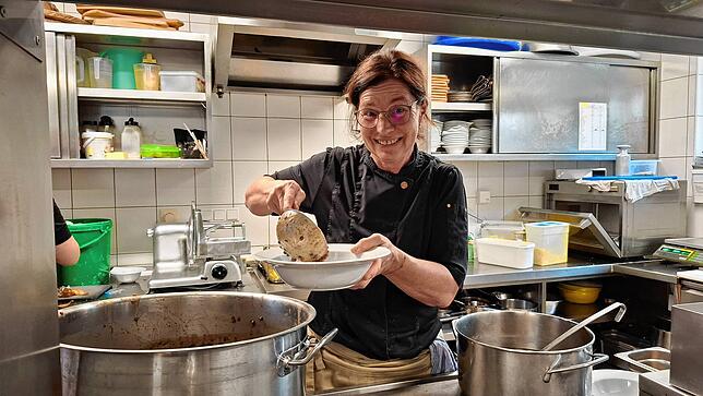 Christine Steidle hat alle Hände voll zu tun in der Küche, damit die Gäste zufrieden sind und wieder ins Gasthaus kommen.
