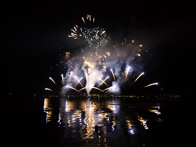 Bild 11: Das Seenachtfest-Feuerwerk vom Logenplatz am Yachthafen: Der Konstanzer Teil in Bildern