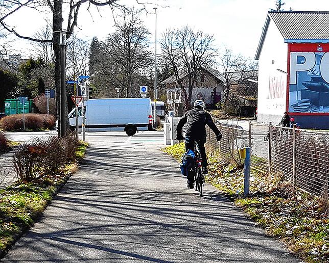 Ein Klapps auf den Sensor rechts neben dem Radweg an der Goldenbühlstraße und schon springt die Ampel auf Grün. Bild: Uwe Spille