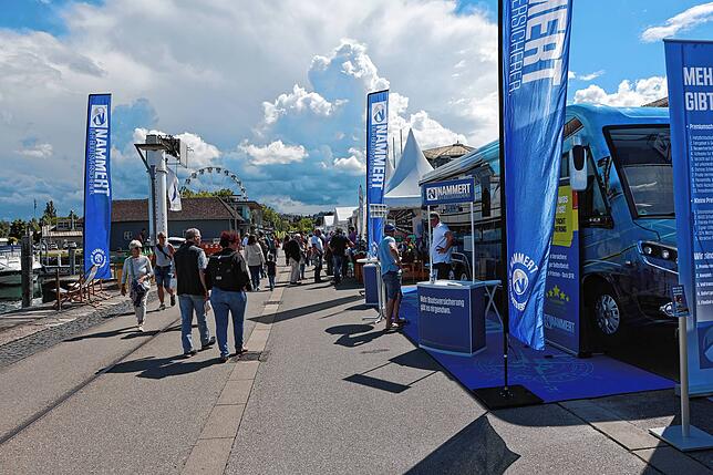 Bild 1: Internationale Bodenseewoche 2024: Entlang der Konstanzer Hafenmeile flanieren die Besucher
