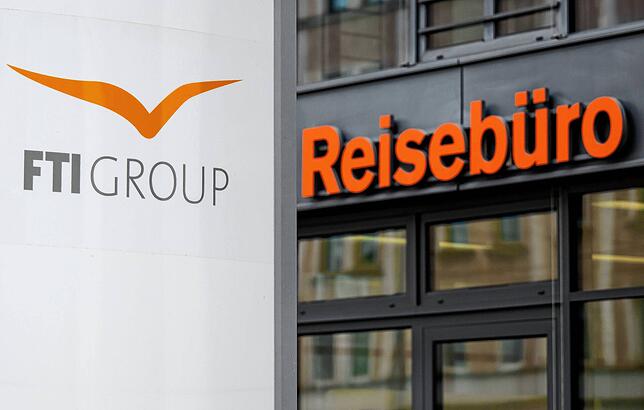 Das Logo des Reiseveranstalter FTI (FTI Group) steht an der Firmenzentrale in München. Dort hat jetzt der Insolvenzverwalter das sagen.