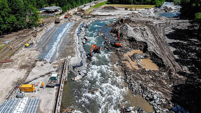 Die Baustelle an der A13 aus der Luft – die wieder aufgeschüttete Trasse links ist bereits gut erkennbar.