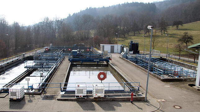 Vom Dach des Klärwerkgebäudes in Achdorf sind die drei Klärbecken deutlich zu sehen.