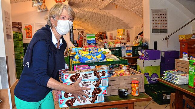 Inzwischen gibt es auch wieder Süßigkeiten im Tafel-Laden &ndash; sehr zur Freude von Renate Feigel.