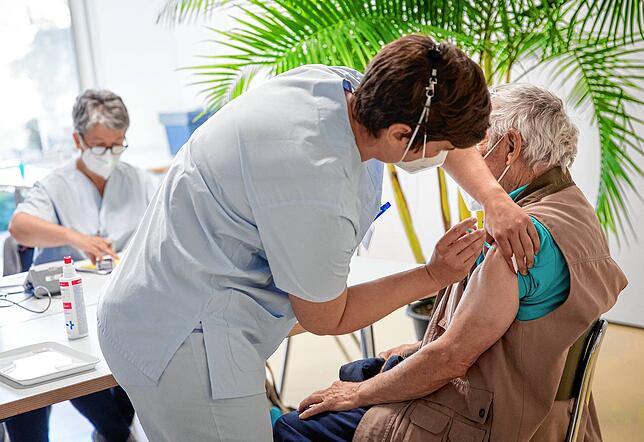 Menschen über 70 Jahre, Pflegepersonal und Menschen mit Risikofaktoren sollten sich nach der Empfehlung der Ständigen Impfkommission ein ...