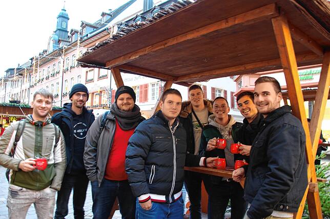 Bild 10: So schön! Besucher genießen den Waldshuter Weihnachtsmarkt