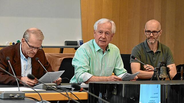 Der Wahlausschuss lässt die Listen zu. Zum Gremium gehören (von links): Wolfgang Reuther, Werner Gaiser und Alexander Ecker.