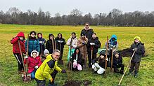 Eine Heckenpflanzung für die biologische Vielfalt in Bad Dürrheim. Unser Bild zeigt die Klasse 5b der Grund- und Werkrealschule beim ...