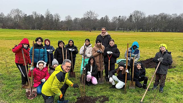 Eine Heckenpflanzung für die biologische Vielfalt in Bad Dürrheim. Unser Bild zeigt die Klasse 5b der Grund- und Werkrealschule beim ...
