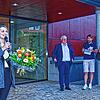 Marina Jung (links) hat es geschafft: Nach ihrer Wahl zur neuen Bürgermeisterin von Neuhausen nahm sie vor dem Rathaus Glückwünsche ...