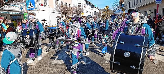 Bild 10: Der große Fasnetsumzug in Tiengen im strahlenden Sonnenschein - hier die schönsten Einblicke