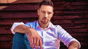 Ramon Roselly kommt am 12. Juli zum „Schlager Beach“ im Rahmen des Sound Beach Festivals nach Überlingen.