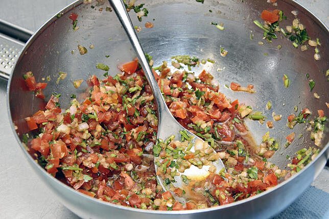 Klein gehackte Tomaten, Zwiebeln und Koriander sind die Hauptzutaten für das Tatar.