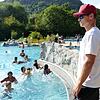 Zu Füßen  des Hohentwiels lässt es sich im Singener Aachbad planschen und Spaß haben. Schwimmmeister Christian Graf achtet auf die ...