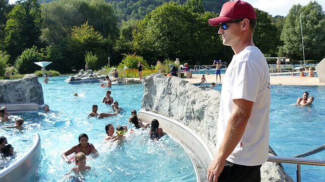 Zu Füßen  des Hohentwiels lässt es sich im Singener Aachbad planschen und Spaß haben. Schwimmmeister Christian Graf achtet auf die ...