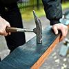 Ein Auszubildender befestigt Dachpappe. Ab 11. Mai dürfen deutsche Handwerker begonnene Projekte in der Schweiz abschließen. (Symbolbild)