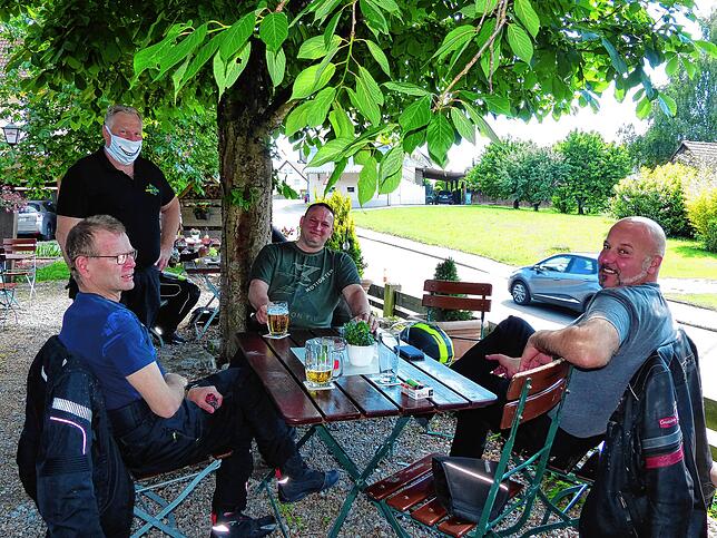 Gastronom Manfred Denner vom Gasthof „Adler“ in Hefigkofen hat wieder gut lachen, das er mit einem aufgemalten Grinsen auf ...