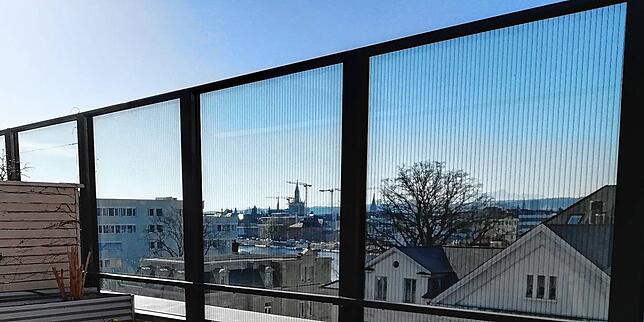 Auf der Südseite schützt ein Glas vor Verkehrslärm der Reichenaustraße und gibt den Blick frei auf die Altstadt und das Münster.