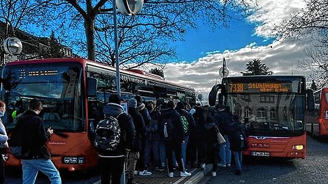 Dichtes Gedränge am Waldshuter Busbahnhof: Schüler wollen nach der sechsten Unterrichtsstunde in den Bus ins Wutachtal einsteigen.