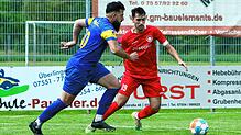 Der dreifache Torschütze für die SpVgg F.A.L., Qendrim Krasniqi (links), in Aktion im Spiel gegen Bad Dürrheim.