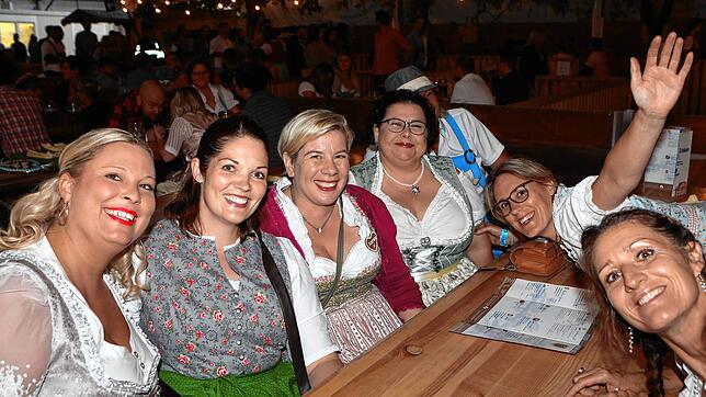 Bild 2: Fassanstich beim Deutsch-Schweizer Oktoberfest