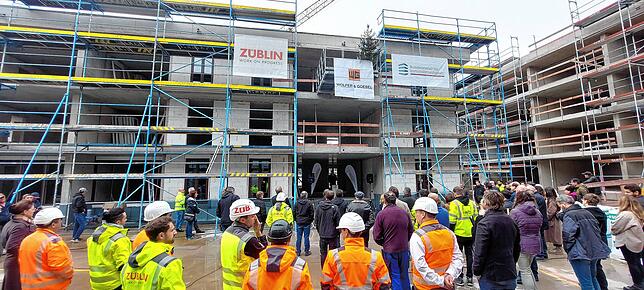 Zahlreiche Gäste kommen zum Richtfest für sechs neue Wohn- und Geschäftsgebäude im Quartier Hans-Thoma-Höfe, darunter Vertreter aus ...