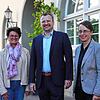 Der neue Schulleiter des Friedrich-Hecker-Gymnasiums, Claus Lippert, mit Bürgermeisterin Monika Laule (links) und Brigitte Reichmann, ...