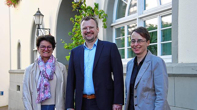 Der neue Schulleiter des Friedrich-Hecker-Gymnasiums, Claus Lippert, mit Bürgermeisterin Monika Laule (links) und Brigitte Reichmann, ...