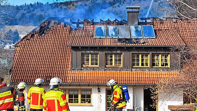 Bild 3: Dachstuhl steht in Flammen: ein Verletzter und hoher Schaden