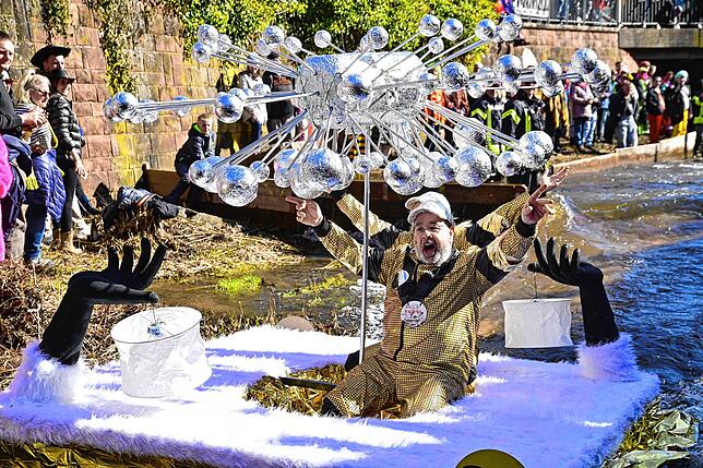 Bild 3: Die besten Bilder der Schramberger Bachnafahrt am Rosenmontag