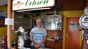 Alfred Zwick ist als Ochsenwirt überall: in der Küche, im Gastraum und hier hinter der Theke beim Ausschank.