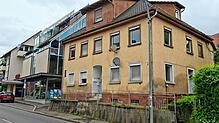 Seit Jahren verfällt dieses Haus an der Ravensburger Straße, zwischen der „Turmstube“ und der Schuhhandlung. Nun soll es abgerissen werden.