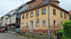 Seit Jahren verfällt dieses Haus an der Ravensburger Straße, zwischen der „Turmstube“ und der Schuhhandlung. Nun soll es abgerissen werden.