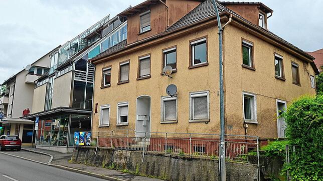 Seit Jahren verfällt dieses Haus an der Ravensburger Straße, zwischen der „Turmstube“ und der Schuhhandlung. Nun soll es abgerissen werden.