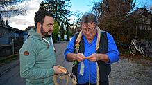 Narrenmutter Wolfgang Lechler fädelt den Bändel mit einem speziellen Knoten in das Ende der Karbatsche ein. SÜDKURIER-Volontär Timm ...