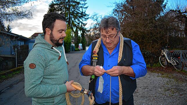 Narrenmutter Wolfgang Lechler fädelt den Bändel mit einem speziellen Knoten in das Ende der Karbatsche ein. SÜDKURIER-Volontär Timm ...